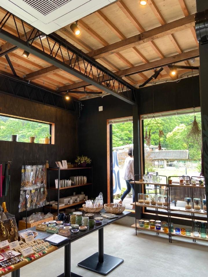 鎌倉市常盤　ギャラリーカフェ　フルリノベーション　店舗併用住宅 店舗内インテリアデザインはブラック。商品が引き立ちます。