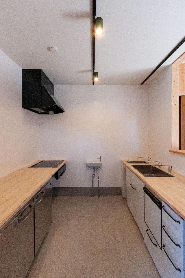 鎌倉市常盤　ギャラリーカフェ　フルリノベーション　店舗併用住宅 厨房のインテリアは木製カウンターとホワイトのキッチンで明るく設計しました。