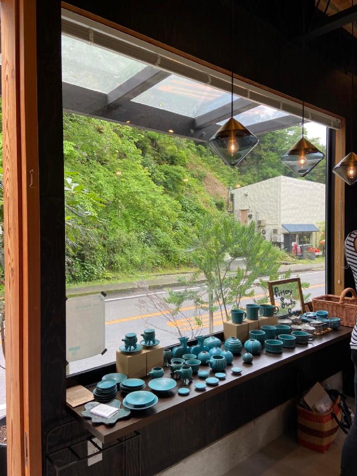 鎌倉市常盤　ギャラリーカフェ　フルリノベーション　店舗併用住宅 鎌倉市常盤のギャラリーカウンター。市役所通りに面した大きな窓から作品が見えるような建築設計です。