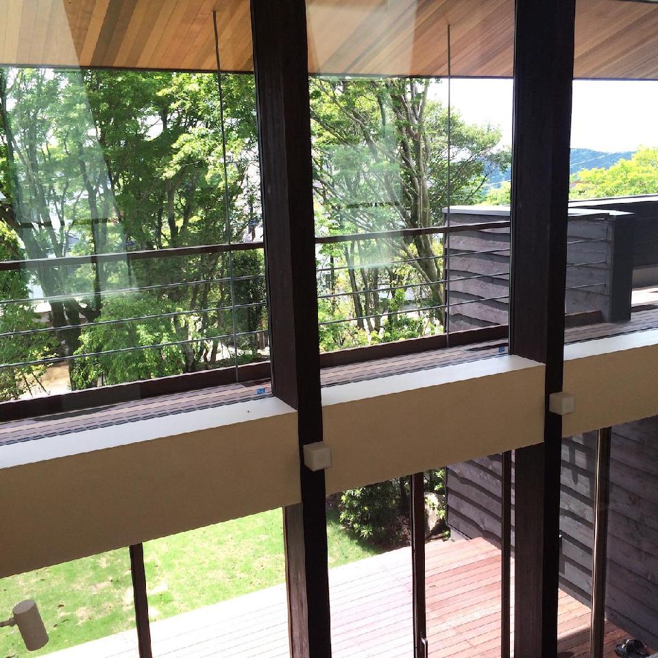 箱根　掛け流し温泉のある別荘 箱根町元箱根別荘インテリアデザイン　吹抜　庭の先には芦ノ湖が見えます